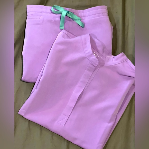 FIGS SCRUBS - Picture 1 of 3